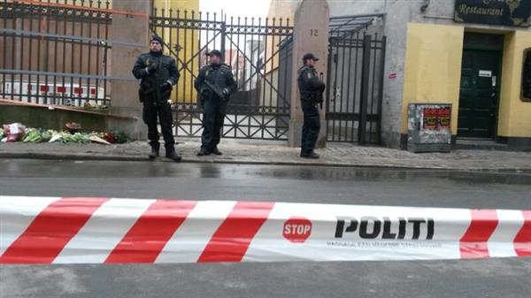 Det är avspärrat längs hela gatan vid synagogan. Poliserna, som är utrustade med automatvapen, vill inte svara på några frågor.