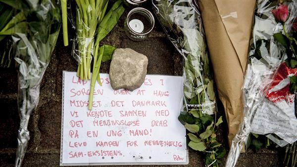 Under hela eftermiddagen har människor lagt blommor och stannat till vid synagogan på Krystalgade där en 37-årig man sköts till döds i natt. Foto: TT