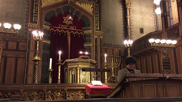 Minnesstunden pågår just nu i Stora synagogan i Stockholm. Foto: Rebecca Randhawa Bergmark