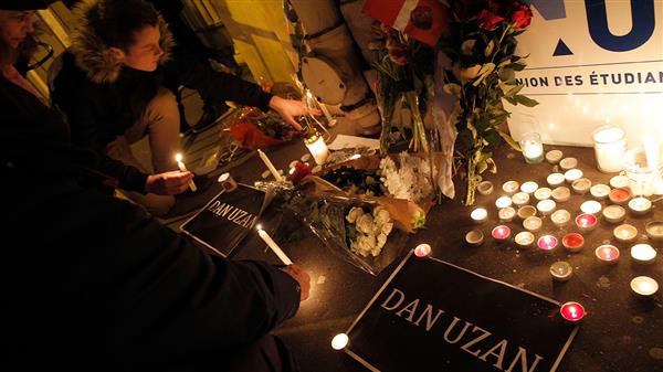 Under kvällen har människor fortsatt att komma och lägga blommor utanför synagogan, för att hedra 37-årige Dan Uzan som sköts till döds här i natt. Foto: TT