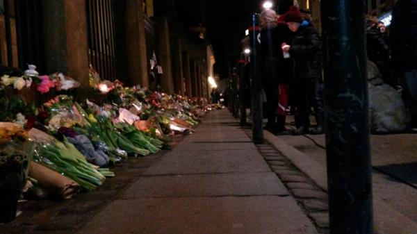 Människor fortsätter att stanna till vid synagogan på Krystade. Blommor och ljus trängs nu längs hela staketet.