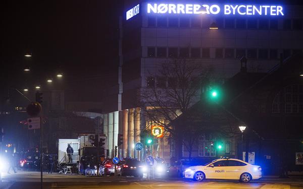 Polisen spärrade av kring Nörrebro där en man sköts ihjäl vid femtiden i morse efter att han öppnat eld mot polisen.