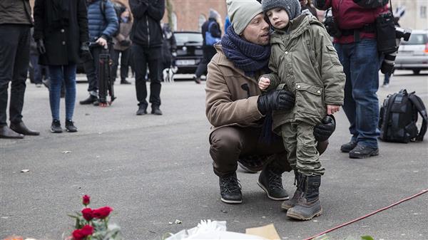 Det ligger nu hundratals buketter utanför synagogan där en man dödades inatt, och människor fortsätter att strömma till för att hedra offren för de två attackerna.