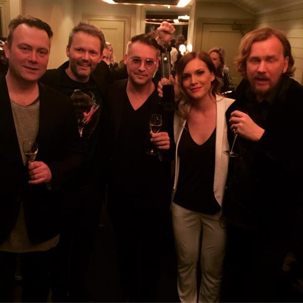 Vi vann!!!! #grammis2015 (ja eller jag och @britazackari delade ut pris till årets textförfattare Jocke Berg (som inte kom ikväll) men här med resten av bästa Kent!!!!)