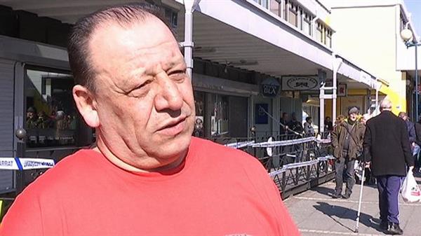 Sali Ahmetaj bor bara ett stenkast från restaurangen där morden ägde rum. Efter nattens händelse har han bestämt sig för att inte bo kvar.
– Jag kommer att försöka flytta från och med i dag, säger han till SVT
Sali berättar att han är bedrövad över vad som har hänt och att han är orolig för sin familj.
– Jag måste följa med mitt barnbarn till skolan från och med i dag. Nästa gång kan det vara min son som drabbas, mitt barnbarn, jag själv eller vem som helst.
– Själv har jag ont i magen, känner mig ledsen och förbannad också. Att det händer saker som inte borde kunna hända i Sverige. Vi har allt som vi behöver här så varför ska sånt här behöva hända.
– Jag tycker att det är synd. Det är ungdomar som drabbas. Jag som är pappa tänker att i morgon kan det hända min son.