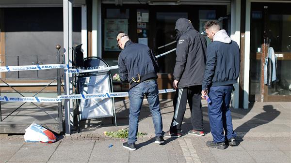 Under morgonen har flera personer kommit till platsen där skjutningen ägde rum för att lägga blommor. Foto: TT