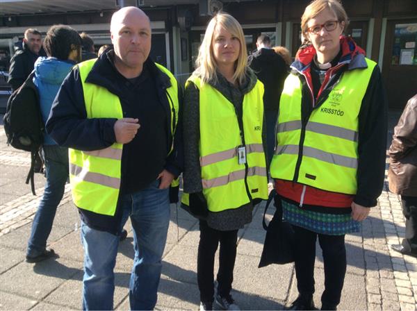 Christer Jonasson, Alexandra Radyn och Linda Lindblad från Västra Hisingens krisstödsgrupp är på plats.
- Det finns ett värde i att vi är här, säger de. Det finns olika typer av känslor som folk behöver mötas i, säger Alexandra Radyn.