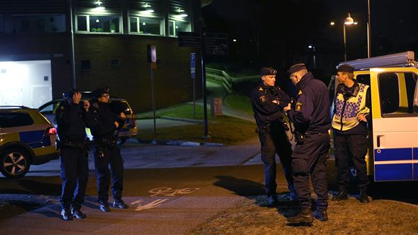 Polis på plats vid Vårväderstorget på Hisingen i natt. Foto: TT