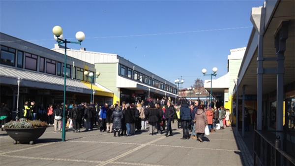 Människor har åter börjat samlas på Vårväderstorget.