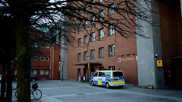 Polisbil utanför Sahlgrenska sjukhusets akutmottagning på torsdagen. Flera personer som skottskadades vid skjutningen på Hisingen i går kväll fördes till Sahlgrenska för vård. Mellan 10 och 15 människor skottskadades. Just nu vårdas åtta personer på Sahlgrenska. Foto: TT