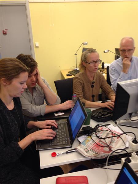 Nu försöker teamet få ihop kvällens TV-inslag i Aktuellt. Mycket fakta ska in på kort tid. Ni hittar mer bakgrund och hela vårt arbetsflöde på SVTnyheter.se under Livekollen.