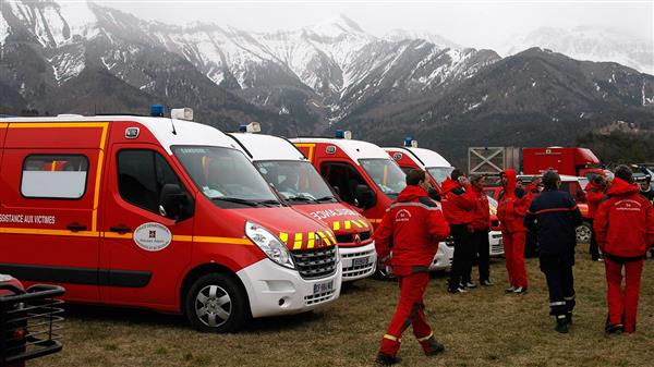 Räddningspersonal på plats i Seyne les alpes. Foto: TT