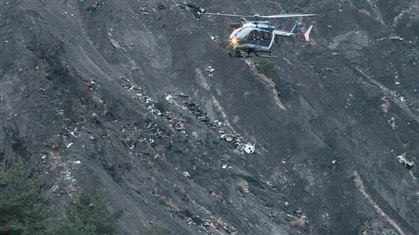 En helikopter cirkulerar över området där vrakdelarna från det kraschade flygplanet ligger. Foto: TT