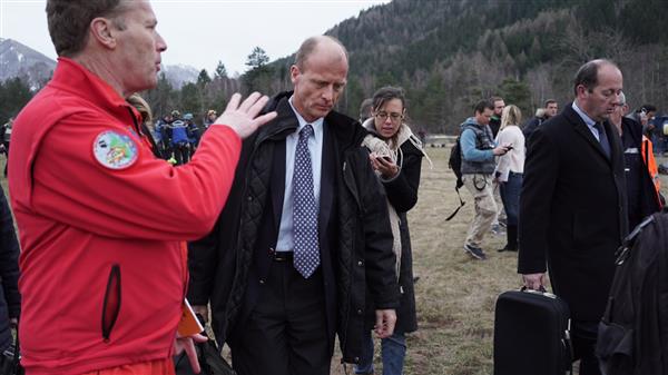 Tom Enders, Airbus koncernchef, anländer vid samlingsområdet för de olika räddningsinsatserna. Foto: Einar Lindgren