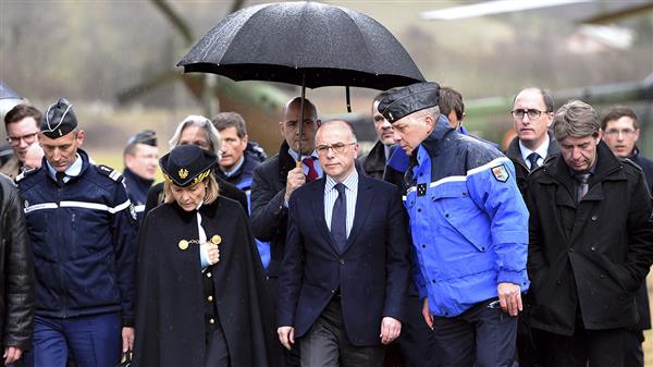Frankrikes inriktesminster Bernard Cazeneuve (i mitten) anländer i närheten av olycksplatsen. Foto: TT