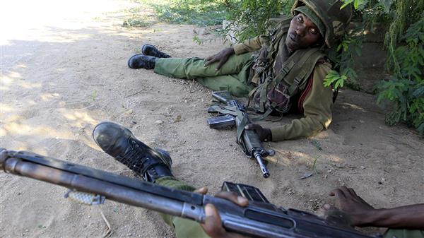 En kenyansk soldat håller utkik nära universitetsbyggnaden. Foto: REUTERS/Noor Khamis