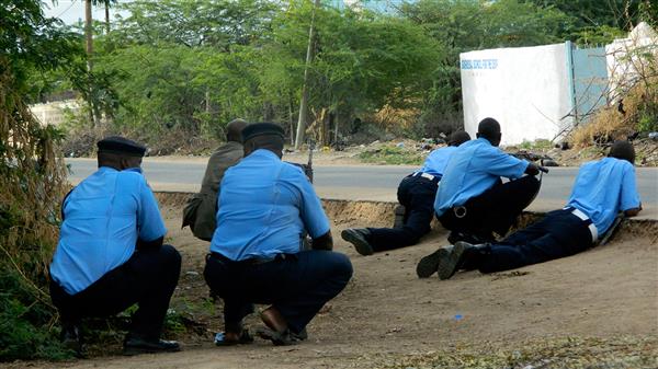 Kenyansk polis utanför universitetet i Garissa, som varit belägrat sedan tidig torsdagsmorgon, lokal tid. Foto: TT