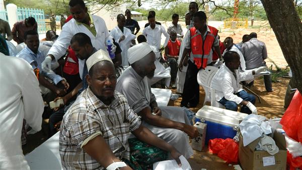 Invånare donerar blod till sjukhuset i Garissa efter attacken mot det kenyanska universitetet. Foto: TT