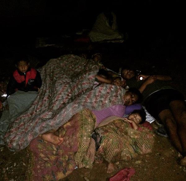 Människor vågar inte sova i sina hus av rädsla för nya skalv. Foto: Hanna Rydén