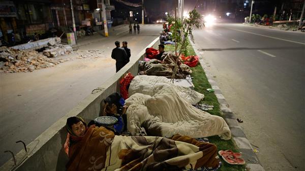 Mörkret har lagt sig över Katmandu. Människor har lagt sig på gatorna efter den kraftiga jordbävningen. Foto: TT