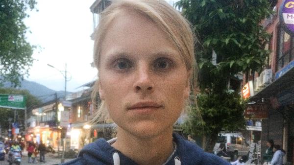 Viktor Agaton befann sig på andra våningen på ett kafé i den populära turiststaden Pokhara när jordbävningen slog till.
– Alla bara lämnade sina grejer och sprang ner. Just då var det hektiskt. När vi stod på gatan gungade marken och när jag senare kom tillbaka till mitt hotellrum låg allting på golvet, säger Agaton och lägger till att efterskalv pågick i en timme, säger han till TT.