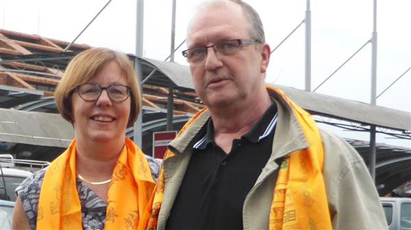 Eva Samvik och hennes man Hans Erling Jensen befinner sig i Nepals huvudstad Katmandu. När vi når dem, omkring 22-tiden (19.15 svensk tid) befinner de sig på en öppen plats där de ska spendera natten på order av hotellpersonalen. Eva berättar om jordbävningen:
– Allt började skaka. Jag trodde vi hade blivit påkörda. Men det slutade aldrig att skaka och alla runtom skrek. Det var helt förfärligt.
Eva berättar att hennes man Hans Erling insåg att det var ett jordskalv och såg till att de tog sig ur bilen och till närmaste vägkorsning.
– Vi såg människor som skadades av nedfallande tegelstenar. Det var också människor som skadats i trafikolyckor, eftersom folk sprang rakt ut i vägen.