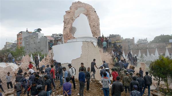 Ett historiskt landmärke, det nio våningar höga tornet i Dharahara, har kollapsat. Minst 50 personer uppges vara fast, och tv-bilder visar flera kroppar i rasmassorna. Foto: TT