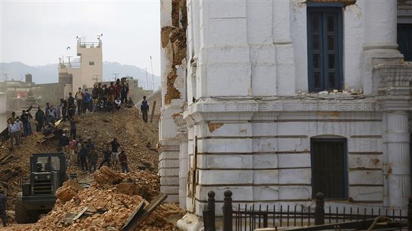 Räddningsarbetare kämpar för att rädda människor som fastnat i ett tempel vid Durbartorget, Katmandu. Foto: TT
