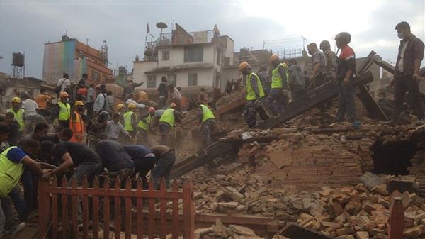 Räddningsarbetare vi Durbartorget i Katmandu där flera byggnader kollapsat. Foto:TT