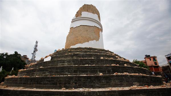 Landmärket i Katmandu, Dharahara-tornet, är nästan jämnat med marken efter jordbävningen. Foto: TT