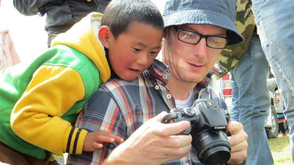 Mark South, kommunikationssamordnare Brittiska Röda Korset var i Nepal för att utbilda allmänheten i jordbävningsberedskap
– Vi kunde höra människor på gatan skrika och vi såg hur moln med dam steg upp från dalgången runt Katmando. Jag antar att det var från lerhus som rasade samman, berättar han för SVT Nyheter.