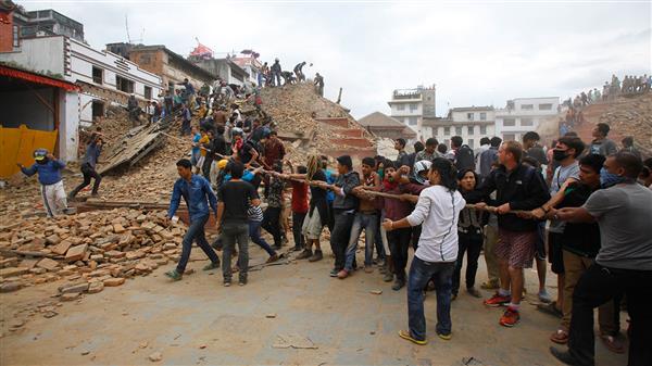 Arbetet fortsätter bland rasmassorna i Katmandu för att få ut överlevande. Foto: TT