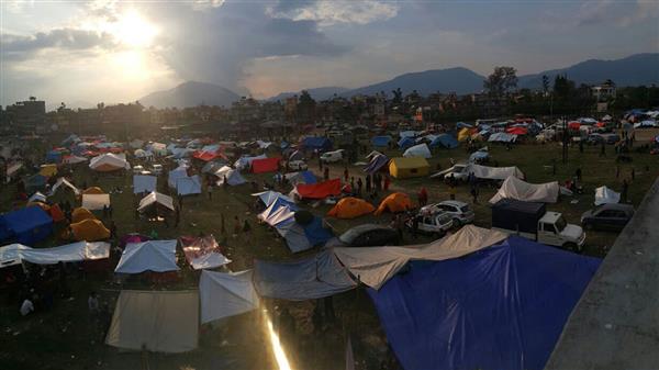 Invånare i Katmandu har rest tält på ett fält i Chuchepati-området. Foto:TT