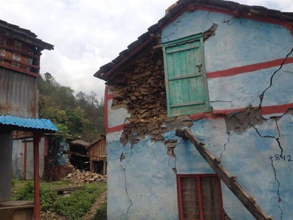 I princip alla hus vi passerar är påverkade av jordbävningen, i många fall totalförstörda.