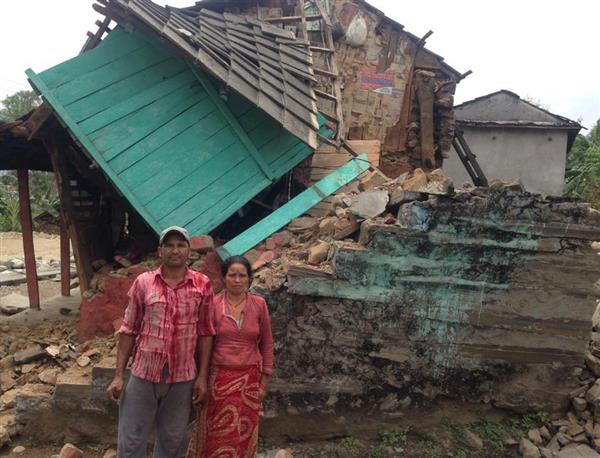 Karna Kumari Baniya och maken Tilak Baniyac arbetade i trädgården när det första skalvet kom. De såg hur hela huset rasade sönder framför dem.
– Det första jag kom att tänka på var mina barn i Kathmandu. Jag fick först inte tag i dem. Till slut fick jag veta att de var ok, berättar Karna Kumari Baniya.