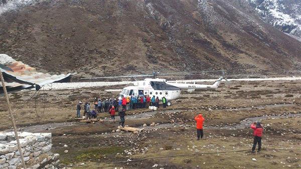 De nödställda vid basecampet på Mount Everest räddas med helikopter tidigare i dag. Lavinen som utlöstes av jordbävningen krävde minst 17 dödsoffer. Foto: TT