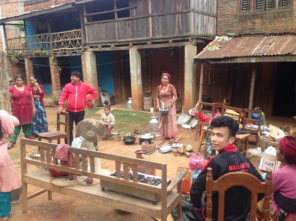 Familjen Panta i byn Saulli har flyttat ut hela bohaget ur det förstörda huset. Mamma Radhika lagar den traditionella nepalesiska maträtten dal bhat när vi besöker dem och vi blir genast inbjudna att äta med dem - trots att de knappt har något själva.
Sonen Suman berättar att familjen likt många andra grannar sover utomhus i ett närliggande industriområde.
- Jag mår väldigt dåligt, säger Radhika Panta och gör en gest mot hennes förstörda hem och alla saker utomhus.