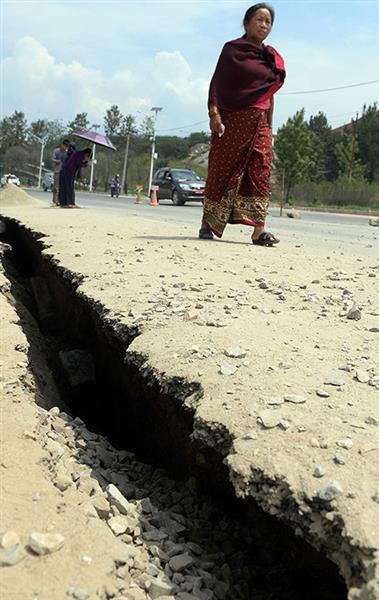 Byggnader har kollapsat, och vägar har spruckit. Här en väg i Katmandu. Foto: TT