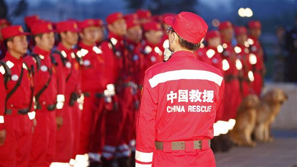 Nepal har vädjat om humanitär hjälp efter jordbävningen, här radar kinesiska räddningsteam upp sig i väntan på att flyga från Peking till Nepal. Foto: TT