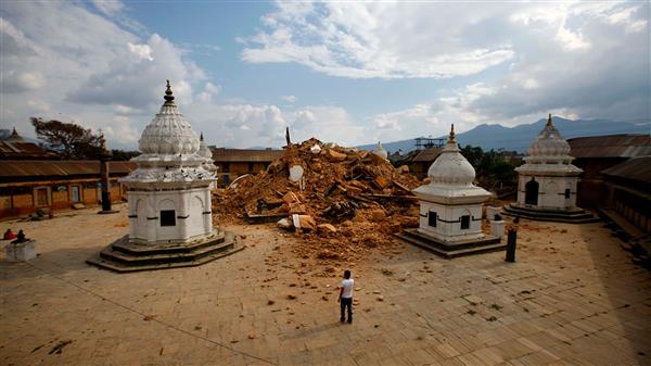 Människor tittar på ruinerna efter ett av Katmandus äldsta tempel, en av de byggnader som jämnades med marken i samband med jordbävningen. Foto: TT