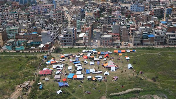 Såhär ser det ut i närheten av Tribhuwan International Airport i Katmandu. Människor vågar inte vistas inomhus efter jordbävningen, och dagens efterskalv. Många väntar på flygplatsen för att ta sig ur från Nepal. Foto: TT