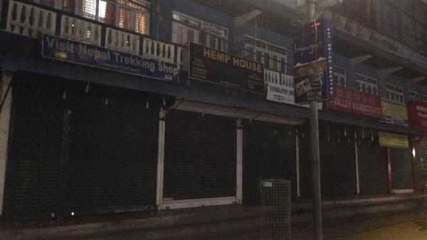 Många affärsinnehavare och restaurangägare håller stängt i centrala Pokhara efter jordbävningen.