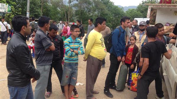 Vid busstationen i Barakilo i Gorkha, nära epicentrum för jordbävningen, samlas människor från olika platser i Nepal för att ta sig till familj och släktingar i sina hembyar i bergen. Foto: Hanna Rydén.