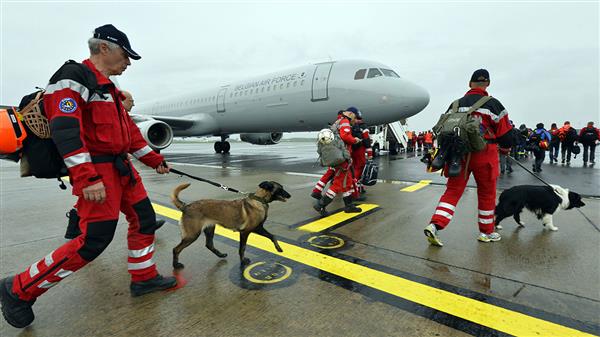 62 medlemmar ur det nederländska räddningsteamet gör sig redo att gå ombord ett plan till Nepal, tillsammans med sina sökhundar som ska hjälpa till att söka efter överlevande - och offer - för lördagens jordbävning. Foto: TT