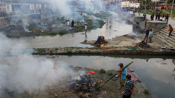 Det kommer många starka bilder på katastrofens konsekvenser nu. Här kremeras offer för jordbävningen i Katmandu. Dödssiffran är nu över 2.000. Foto: TT