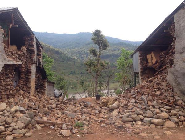 Bilder från byn Jariber. Simpelt byggda hus av sten och lera.