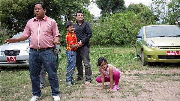 En familj reagerar på efterskalvet som kom för en stund sedan. De befann sig i Katmandu när marken plötsligt började skaka. Foto: TT