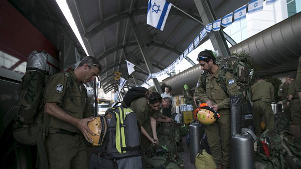 Israeliska soldater, del av en hjälpdelegation, förbereder sin utrustning inför att lämna flygplatsen utanför Tel Aviv och resa till Nepal. Foto: TT