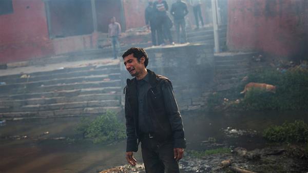 En bild av sorgen i katastrofens spår. Mannen sörjer sin syster som dog i jordbävningen. Foto: TT