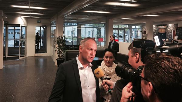Här anländer Vänsterpartiets Jonas Sjöstedt. Foto: SVT